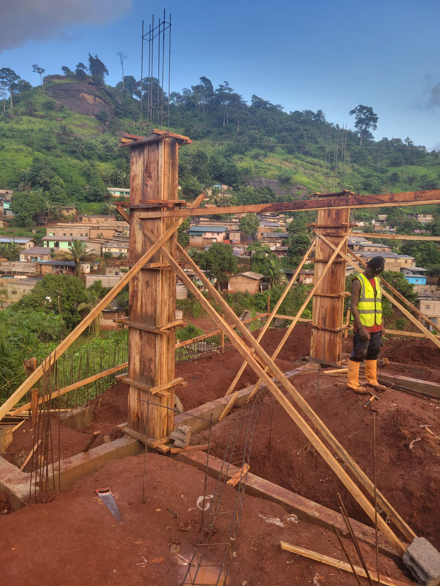 Coffrage de poteaux sur un chantier à Yaoundé