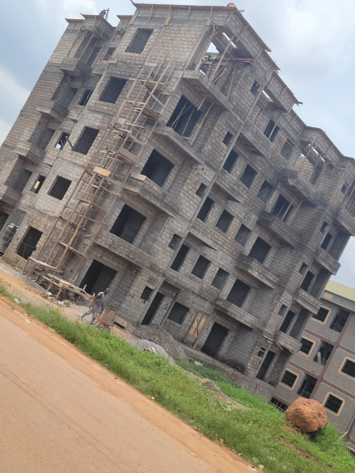 Chantier de l'immeuble RDC+3 en construction, Yaoundé