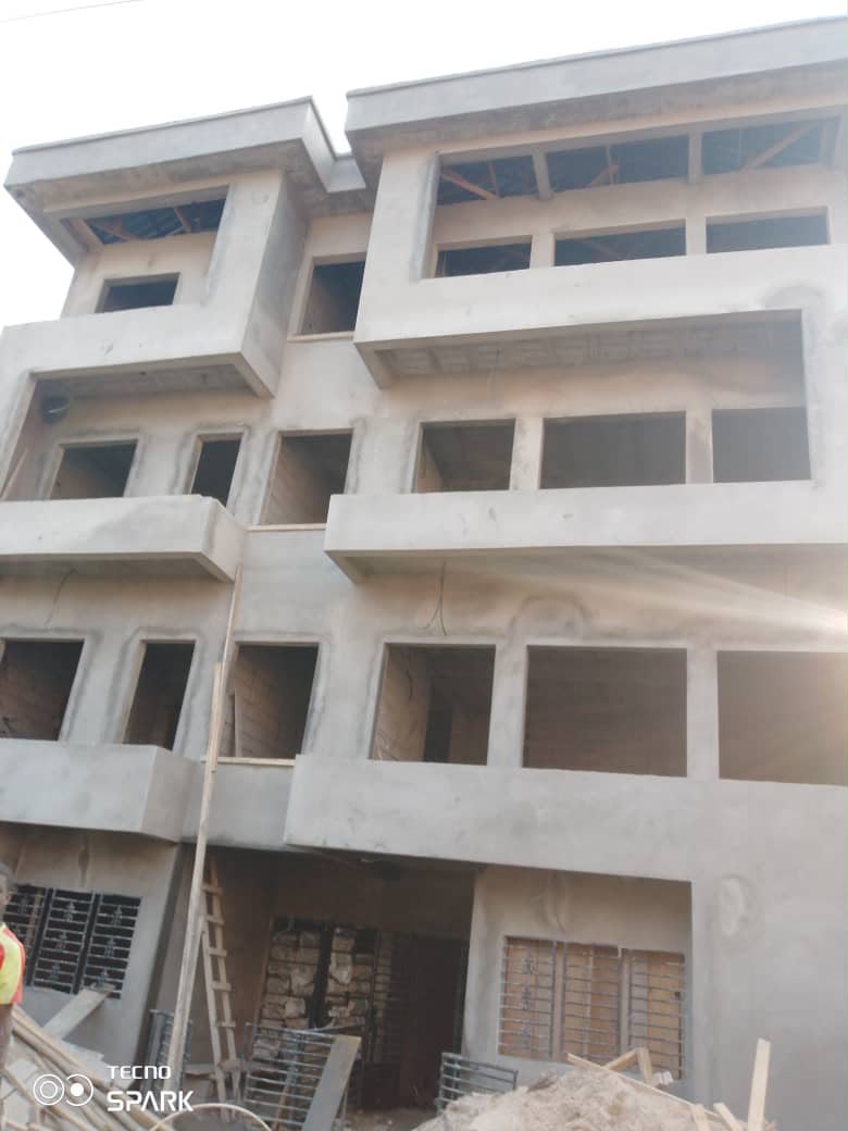 Façade d'immeuble en cours de crépissage