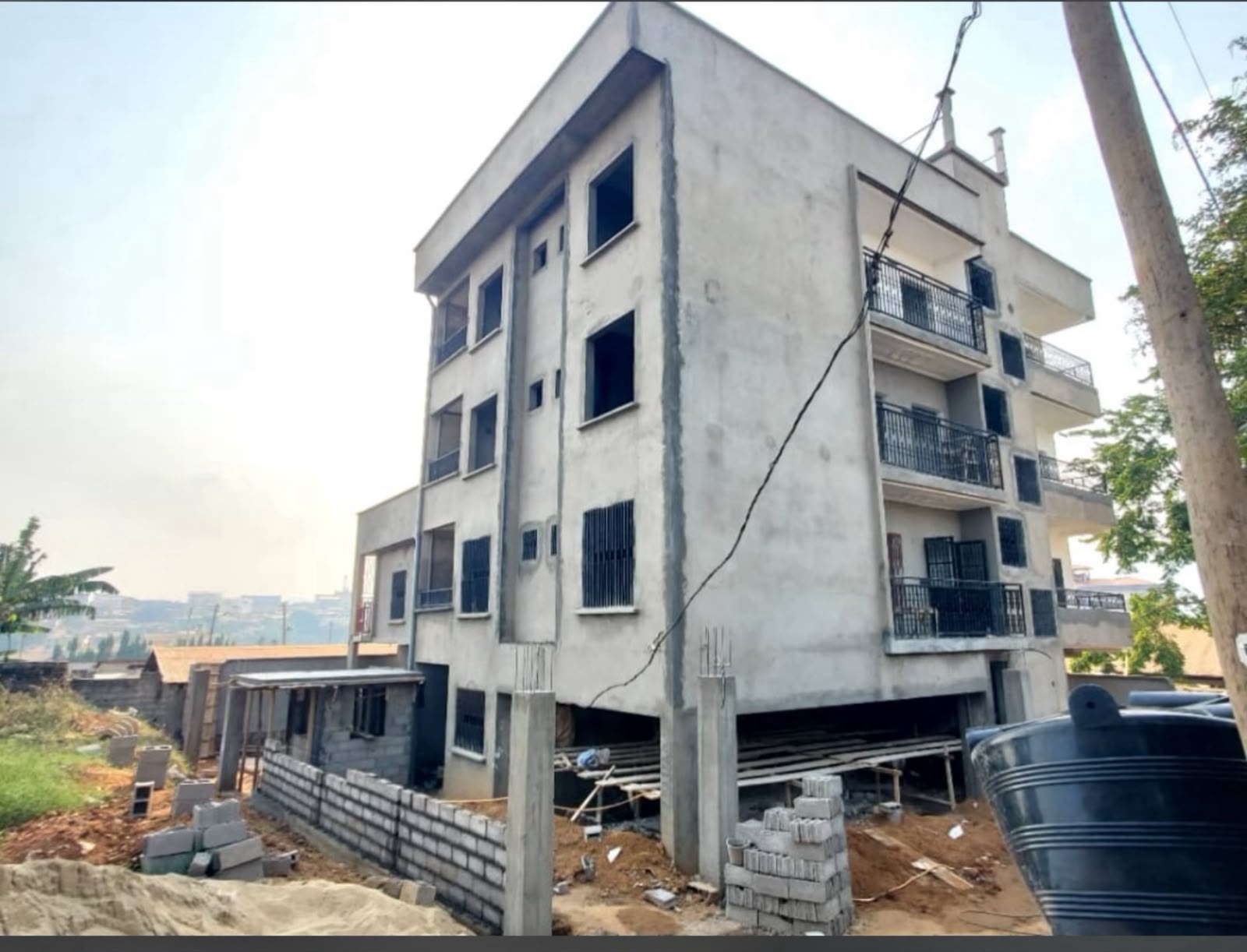 Immeuble R+3 en phase d'enduits extérieurs