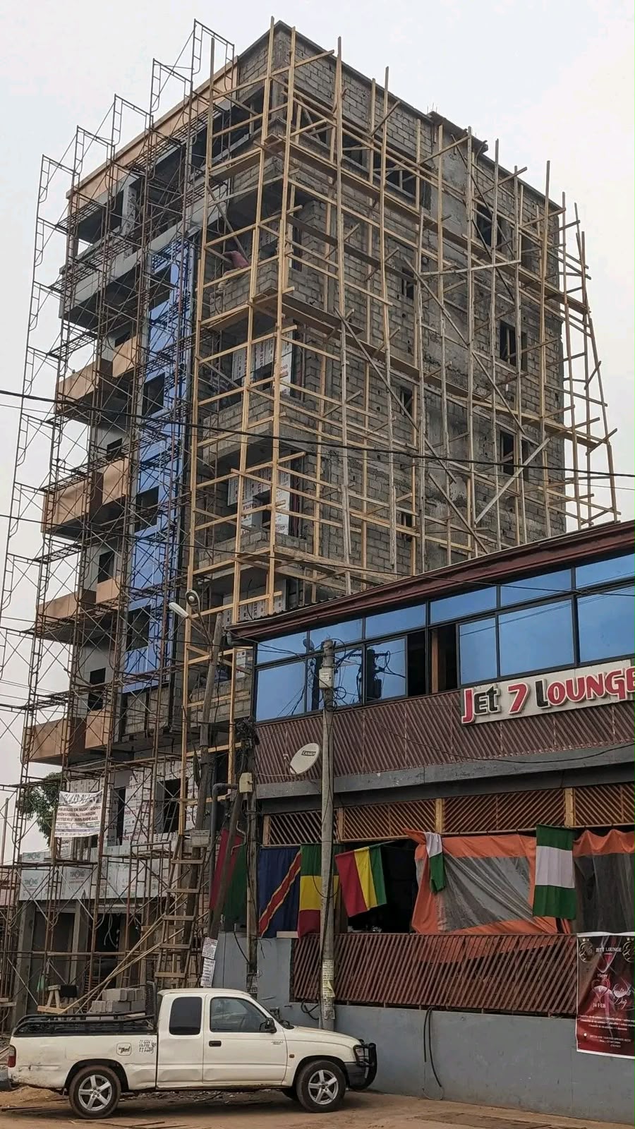 Surélévation au-dessus du Jet 7 Lounge à Yaoundé