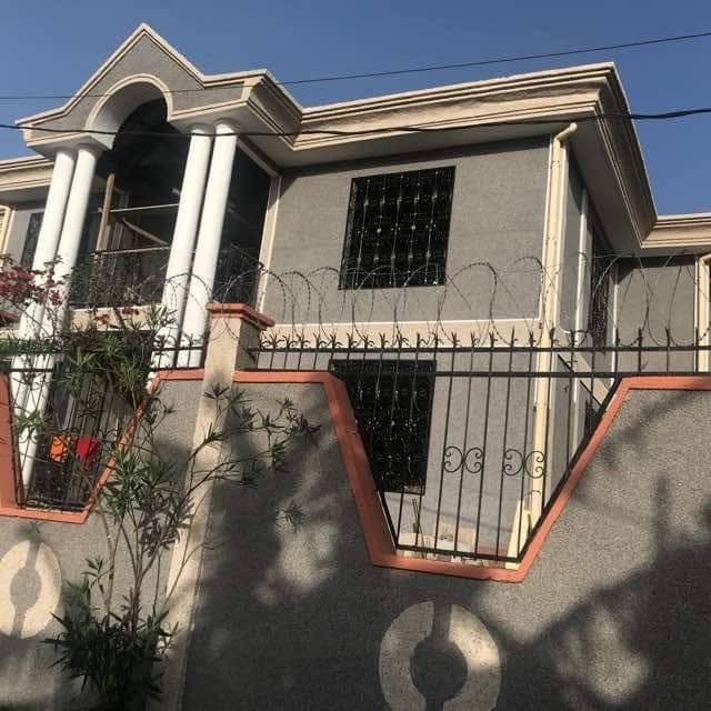 Villa avec piscine privée et terrasse bois