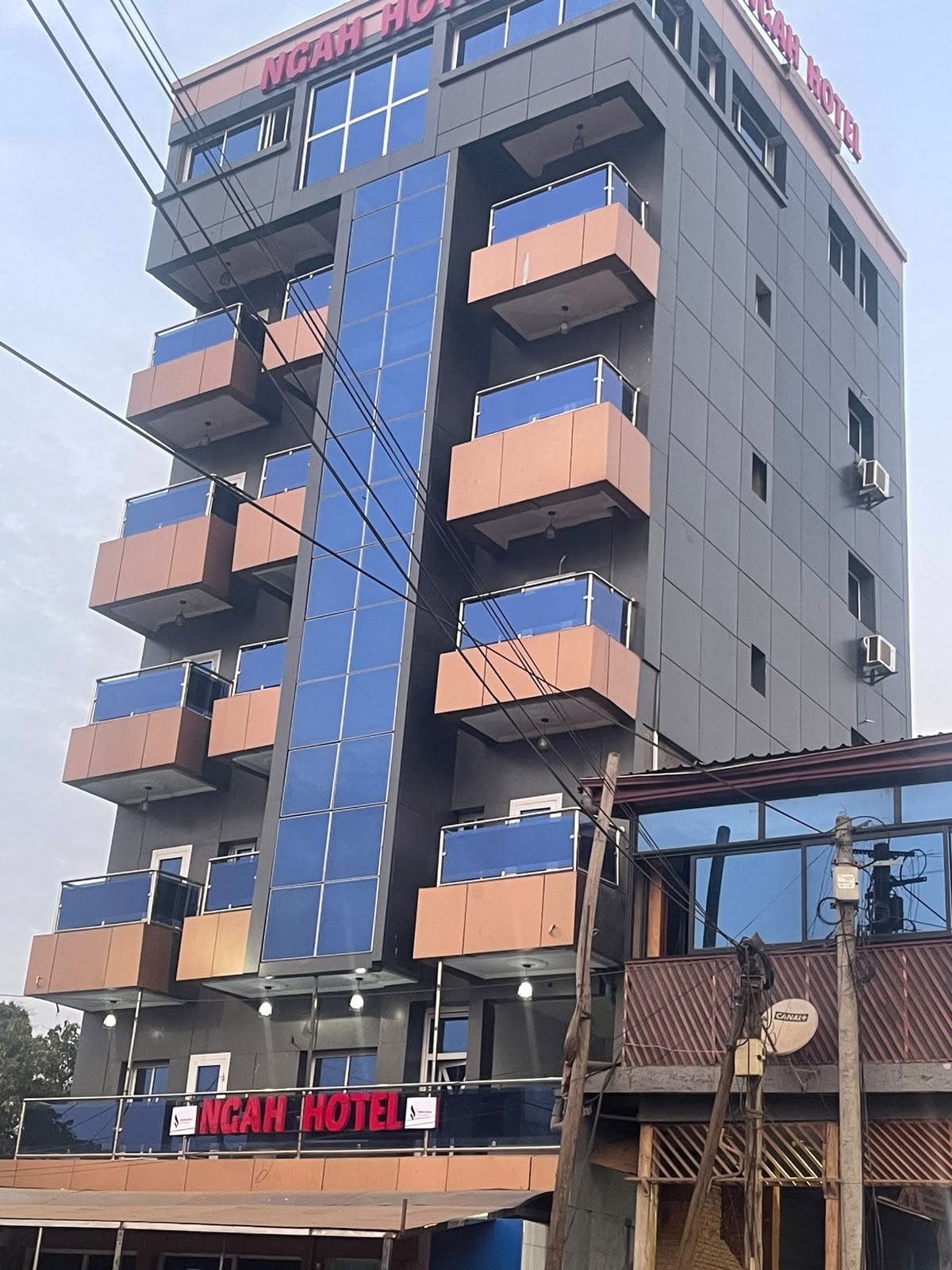 Reportage immeuble R+4 commercial livré à Yaoundé